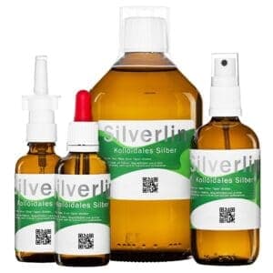 Silverlin® Kolloidales Silber Comfortset mit Braunglasflaschen und verschiedenen Dosieraufsätzen auf hellem Hintergrund.