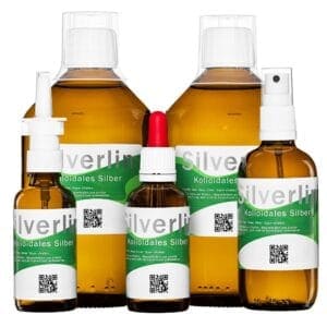 Silverlin® Kolloidales Silber Comfortset Plus mit mehreren Braunglasflaschen und verschiedenen Sprühaufsätzen auf hellem Hintergrund.